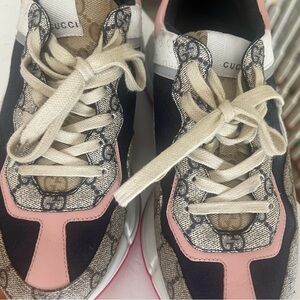 WOMEN'S RHYTON SNEAKER